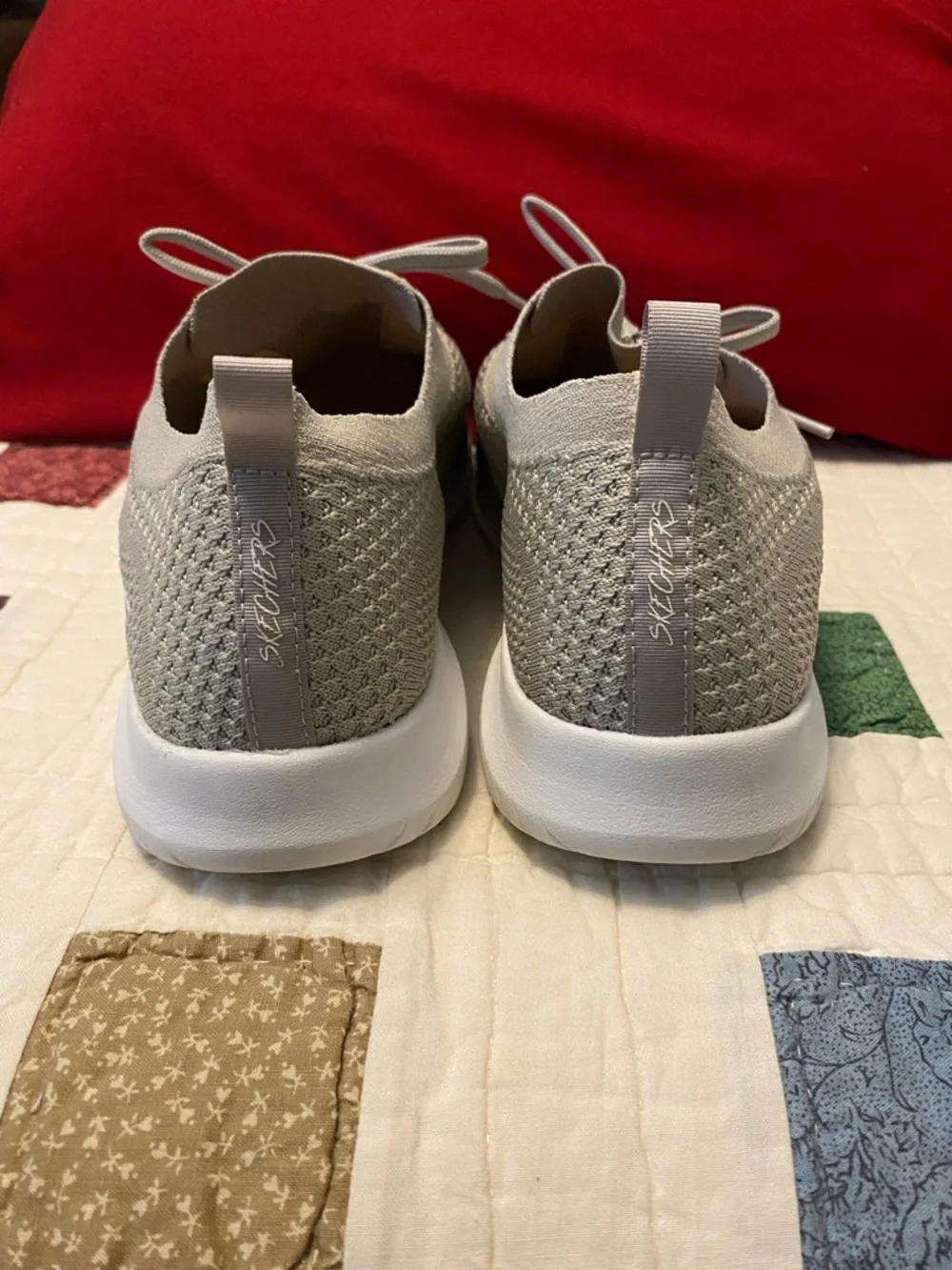 Women’s Skechers Light Gray Knit Sneakers In Excellent Condition Size 10 - Picture 4 of 6